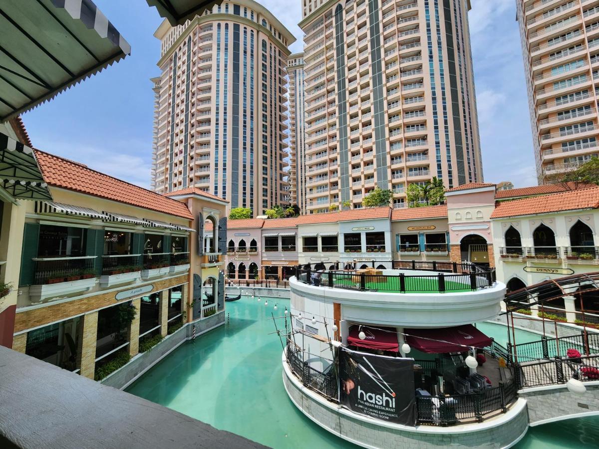 Venice Luxury: Family Suite with Mall Access and Pool Taguig Exterior photo