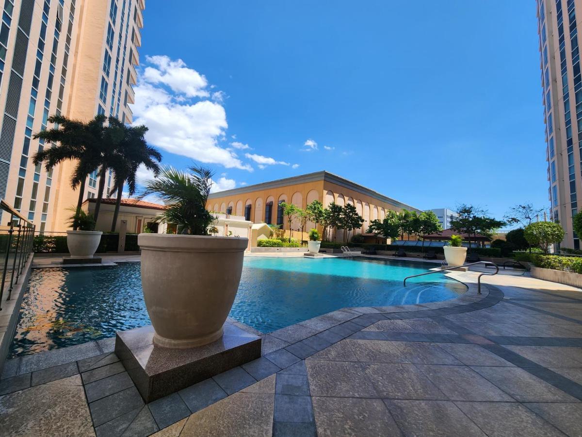 Venice Luxury: Family Suite with Mall Access and Pool Taguig Exterior photo